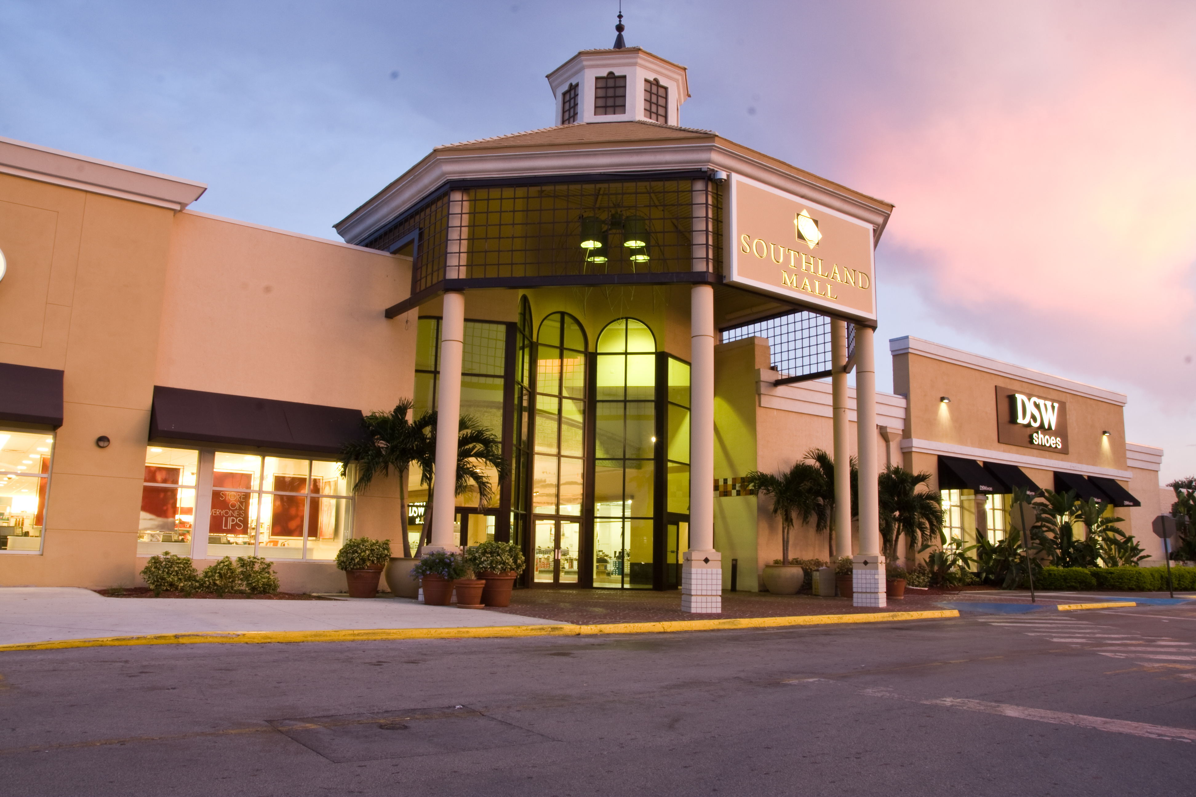 The Balloon Drop Returns To Southland Mall